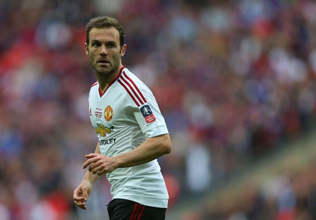 9. Juan Mata - Chelsea sang Manchester United.