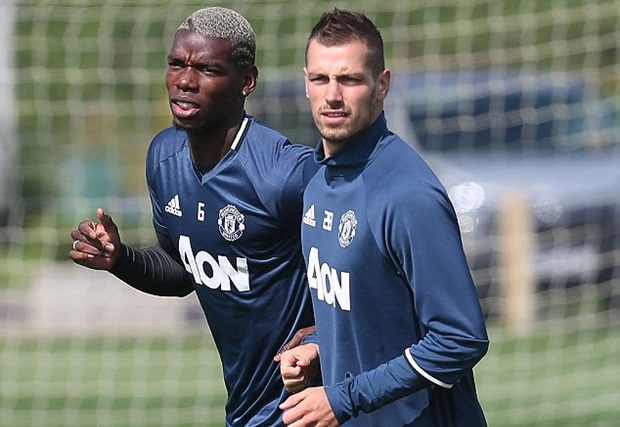 Pogba lập tức kết thân cùng người đồng đội tại tuyển Pháp, Morgan Schneiderlin.