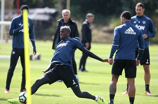 Pogba rất hăng say trong trò chơi "đá ma".
