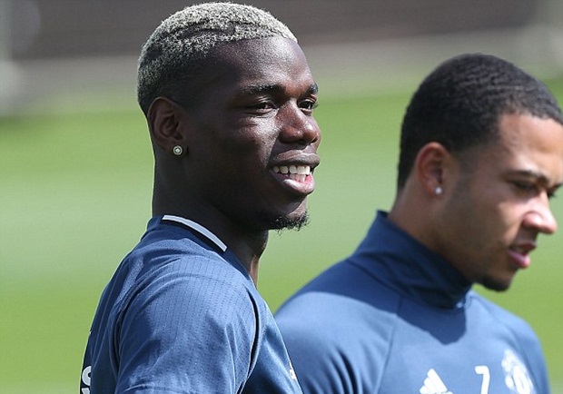 Tiền vệ người Pháp không giấu được nụ cười khi trở lại đội bóng cũ.