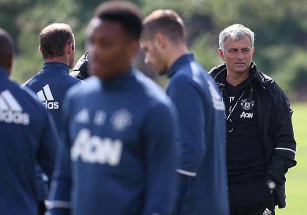 HLV Jose Mourinho cũng thoải mái trước trận đấu đầu tiên của M.U.