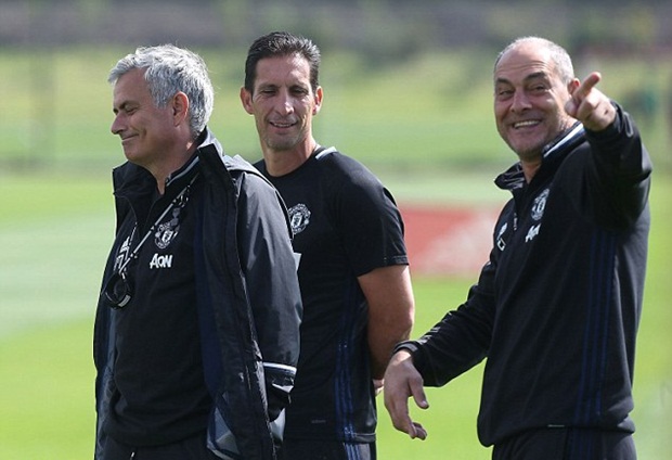 Ông vui vẻ cười đùa cùng các cộng sự.