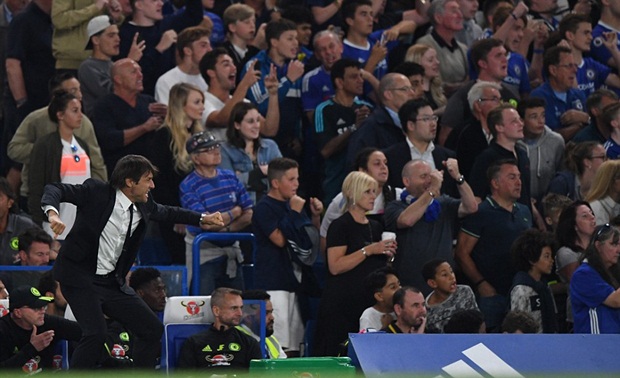 Phút 47, Conte phấn khích ăn mừng bàn mở tỉ số trên chấm 11m của Hazard.