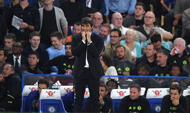 Những phút sau đó, cựu HLV tuyển Italia cũng lo lắng trước sức ép của West Ham.