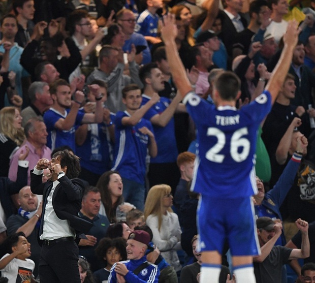 Tiếng còi mãn cuộc vang lên, Chelsea của Conte có chiến thắng đầu tay.