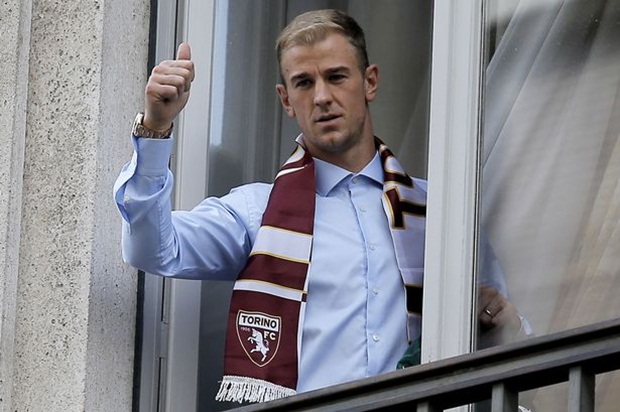 Joe Hart xuất hiện cùng chiếc khăn có huy hiệu Torino. Ảnh: Internet.