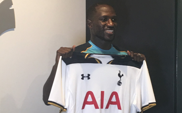 9. Moussa Sissoko - 30 triệu bảng. Sau một mùa EURO 2016 thành công bất ngờ, Sissoko nhận được vô số lời đề nghị. Và tiền vệ này quyết định chia tay Newcaslte và lựa chọn Tottenham của HLV Mauricio Pochettino.