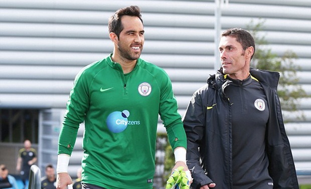 Tân binh Claudio Bravo đã có buổi tập đầu tiên cùng đội bóng mới.