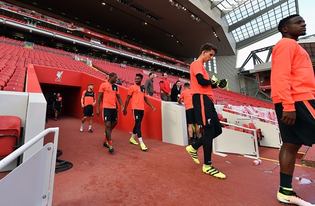Các cầu thủ Liverpool tiến vào sân tập.