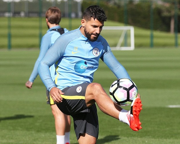Aguero dù không thể góp mặt vì án treo giò nhưng vẫn tập luyện cực kì nghiêm túc.