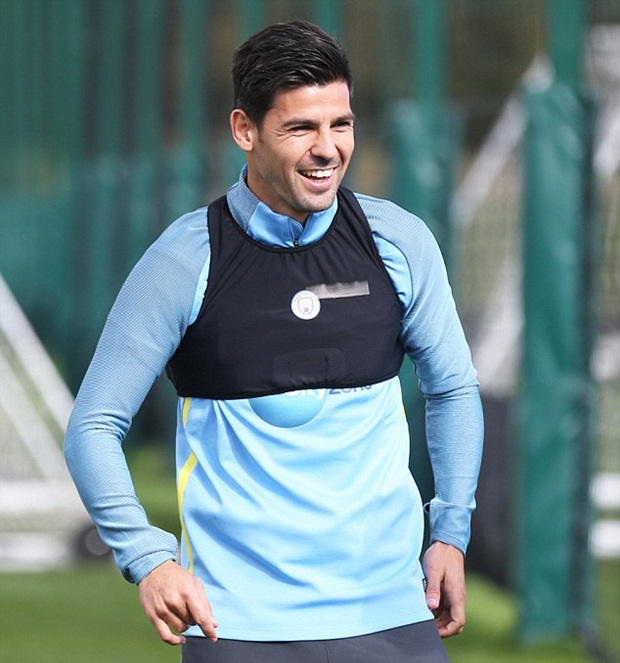 Có trận derby Manchester đầu tiên trong sự nghiệp, tân binh Nolito trình làng một bộ mặt trẻ trung.