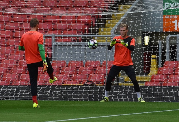 Mignolet tập luyện riêng một góc cùng tân binh Loris Karius.