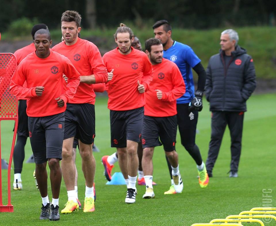 Dàn sao M.U tập luyện nghiêm túc khi Jose Mourinho ra lệnh phải thắng trước Zorya.