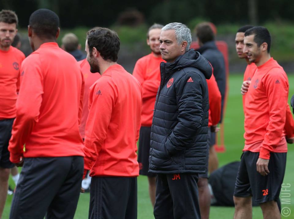 HLV Mourinho mong mỏi một chiến thắng nữa đến với Quỷ đỏ.