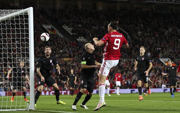 Một góc quay khác về pha làm bàn của tiền đạo người Thuỵ Điển.