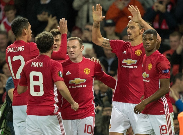 Tiền đạo người Thuỵ Điển ăn mừng bàn thắng cùng đồng đội.