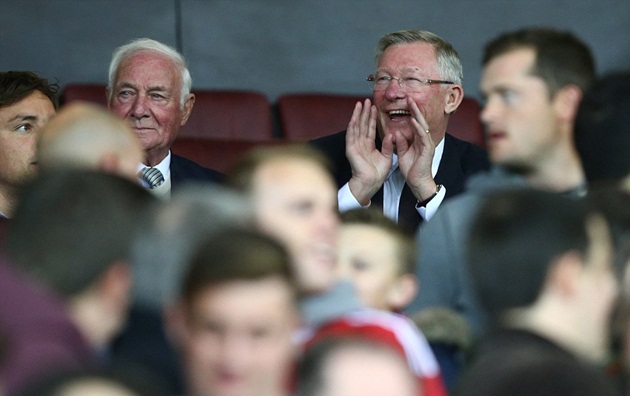 Sir Alex Ferguson như thường lệ vẫn ngồi trên khán đài cổ vũ hết mình cho đội bóng cũ.