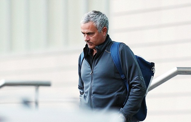 Gương mặt khá tâm trạng của Mourinho sau trận hoà Liverpool.