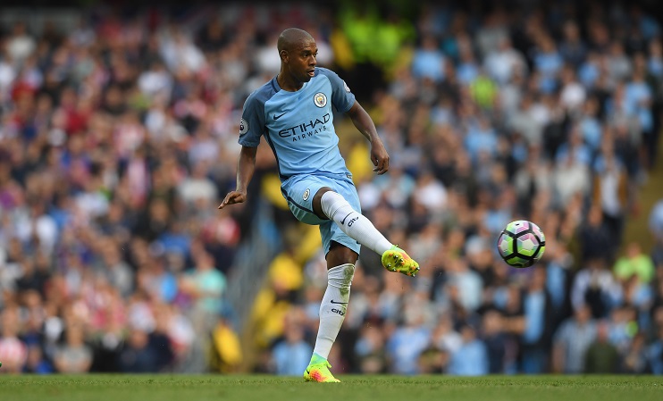 2. Fernandinho - Manchester City - Số đường chuyền chính xác mỗi trận: 73.3