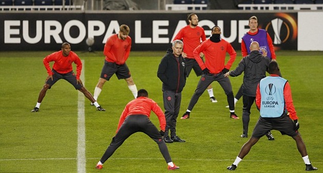 M.U cần thêm một trận thắng để soán ngôi Feyenoord.