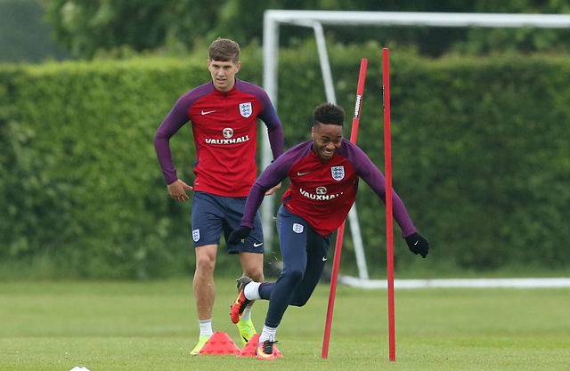 Sterling và Stones là 2 trong số những tài năng trẻ sáng giá nhất nước Anh.