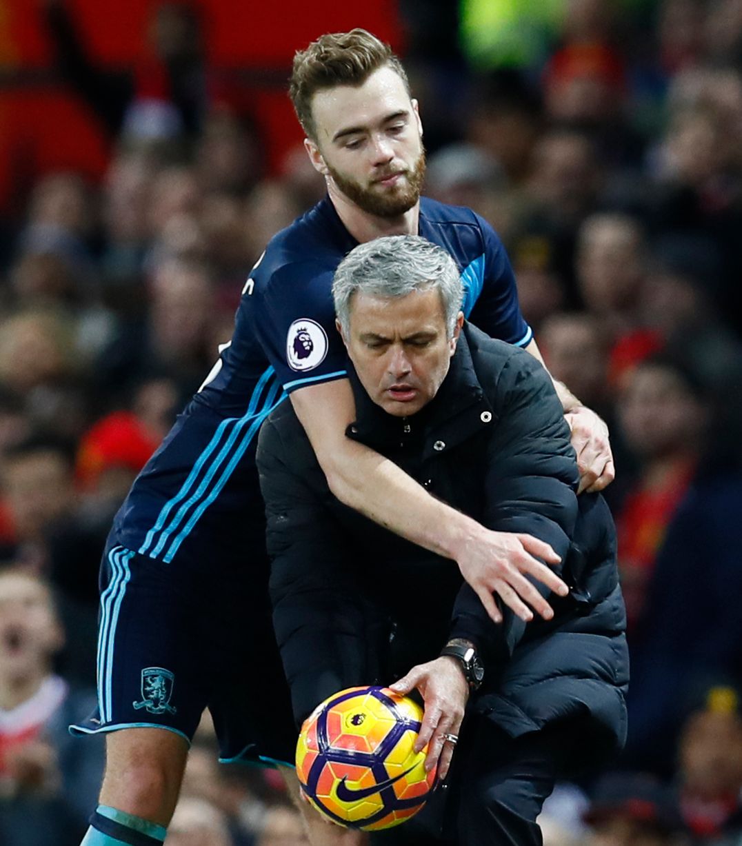 Tình huống tranh chấp của Mourinho và Chambers.
