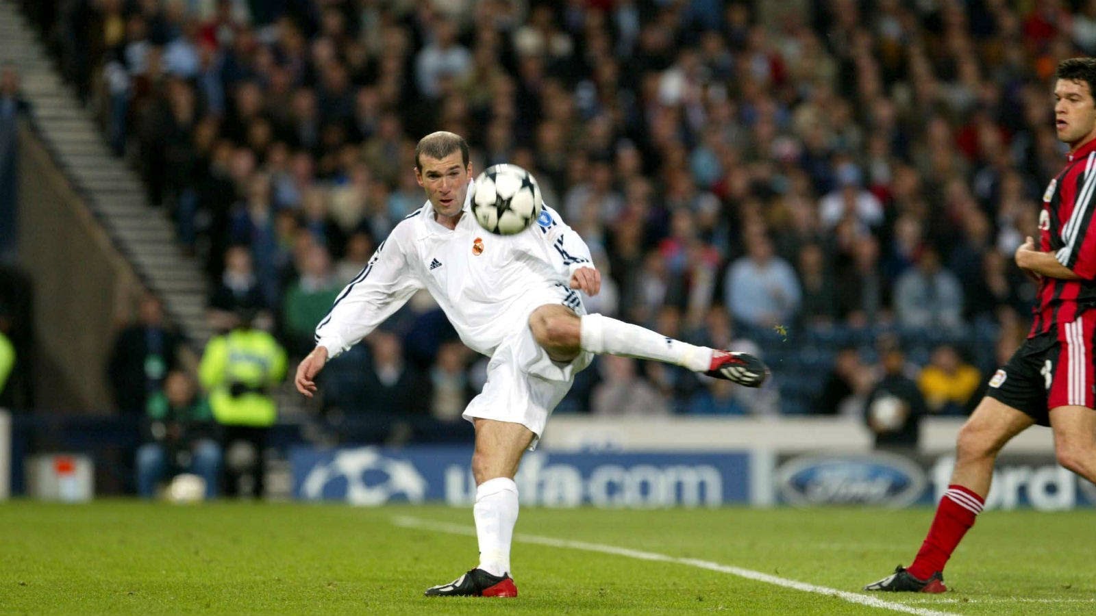 Tiền vệ trung tâm: Zinedine Zidane - Real Madrid