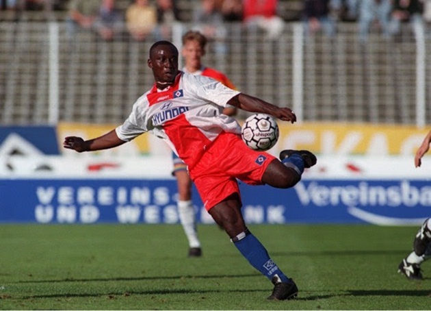 Anthony Yeboah trong màu áo Hamburg.