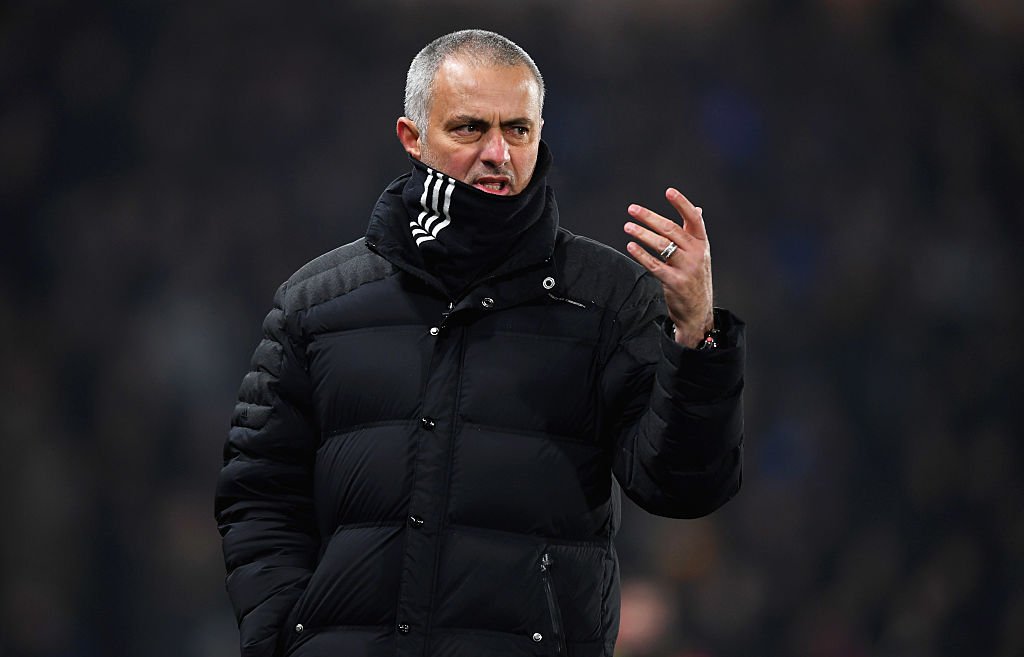Mourinho trút giận lên đầu phóng viên.