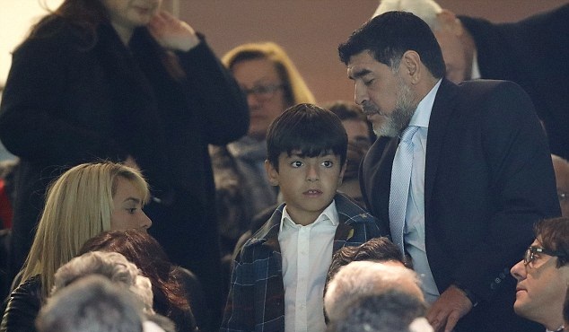 Sau đó, Maradona có mặt trên khán đài cùng cô bồ Rocio Oliva để cổ vũ đội bóng cũ.