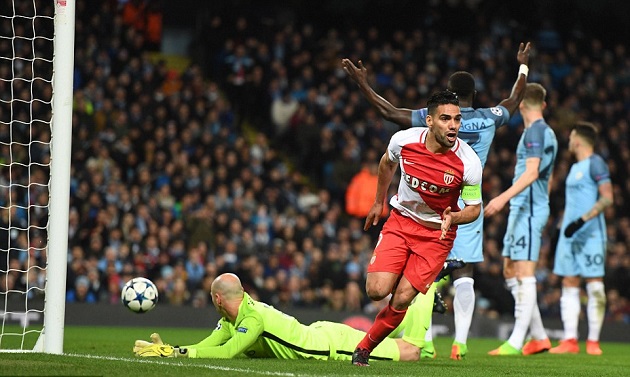 Falcao hai lần "gieo sầu" cho Man City.
