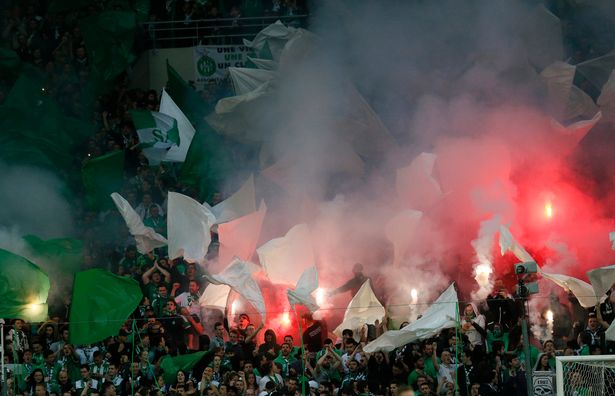 Khán giả Saint-Etienne hết mình vì đội bóng con cưng.
