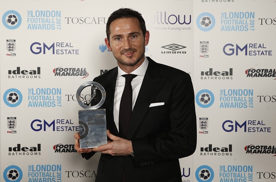 Ở hạng mục Cống hiến, cựu tiền vệ Chelsea, Frank Lampard được xướng tên cho giải thưởng đặc biệt.