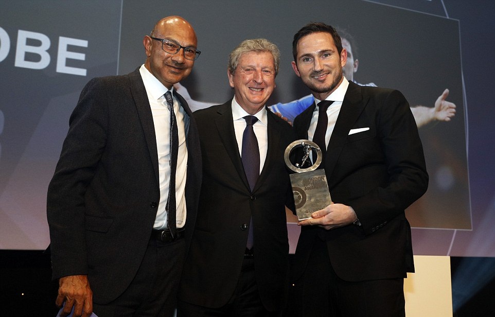 Cùng xuất hiện chung vui cùng Lampard là cựu HLV tuyển Anh, Roy Hodgson.