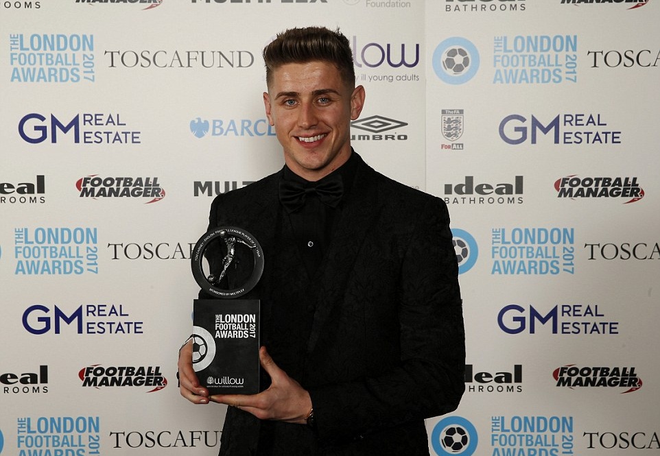 Cuối cùng, chủ nhân của danh hiệu Cầu thủ hay nhất giải hạng Nhất thuộc về tiền vệ Tom Cairney của Fulham.