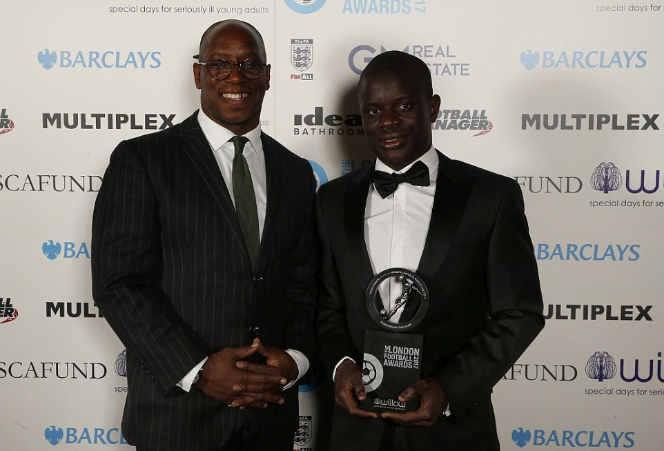 Cầu thủ người Pháp vinh dự nhận giải từ chính tay huyền thoại Arsenal, Ian Wright.