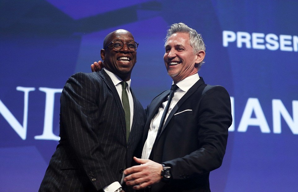 Ian Wright và Lineker cùng nhau pha trò trên sân khấu.