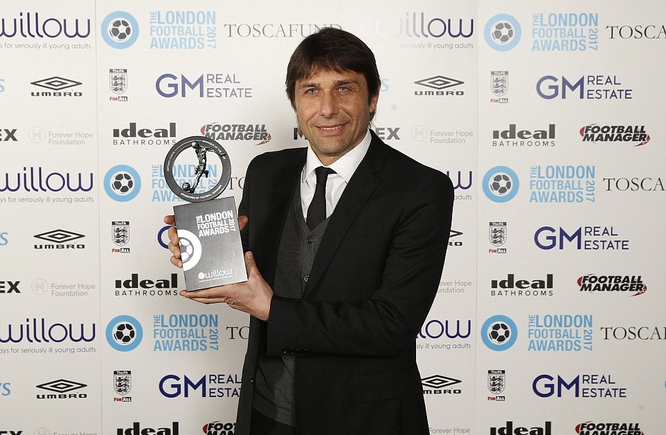 Trong khi đó, dù chỉ mới dẫn dắt Chelsea trong mùa giải này nhưng Antonio Conte cũng vinh dự nhận giải Huấn luyện viên hay nhất năm.