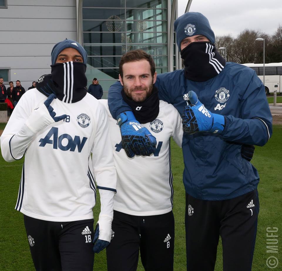 Thời tiết tại Anh đang rất lạnh, do đó các cầu thủ Quỷ đỏ không quên giữ ấm cơ thể.