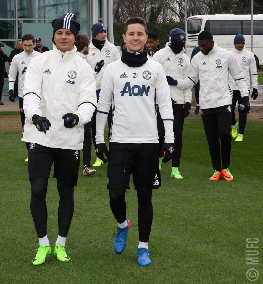 Như thường lệ, đôi bạn thân Marcos Rojo và Ander Herrera xuất hiện cùng nhau trên sân tập.