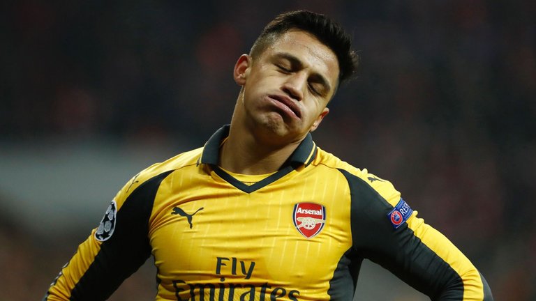 Sanchez dù rất nỗ lực nhưng không thể kéo "đoàn tàu" Arsenal vượt qua khó khăn.