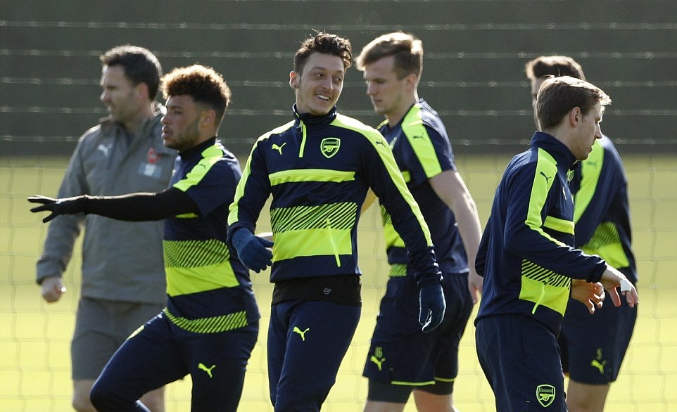 Cùng Sanchez, nhiều khả năng Mesut Oezil sẽ trở lại đội hình xuất phát của Arsenal.