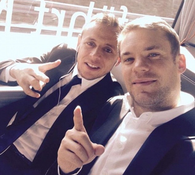 Thủ thành Manuel Neuer được cho đã dính chấn thương trong trận gặp Koln hồi cuối tuần trước nhưng vẫn bay sang London cùng các đồng đội.