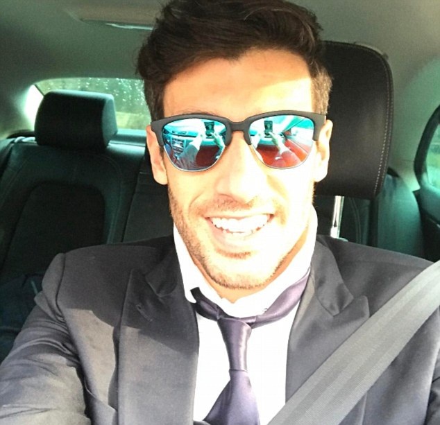 Trong ảnh là trung vệ Javi Martinez đang rất hớn hở khi di chuyển đến sân bay sang Anh.