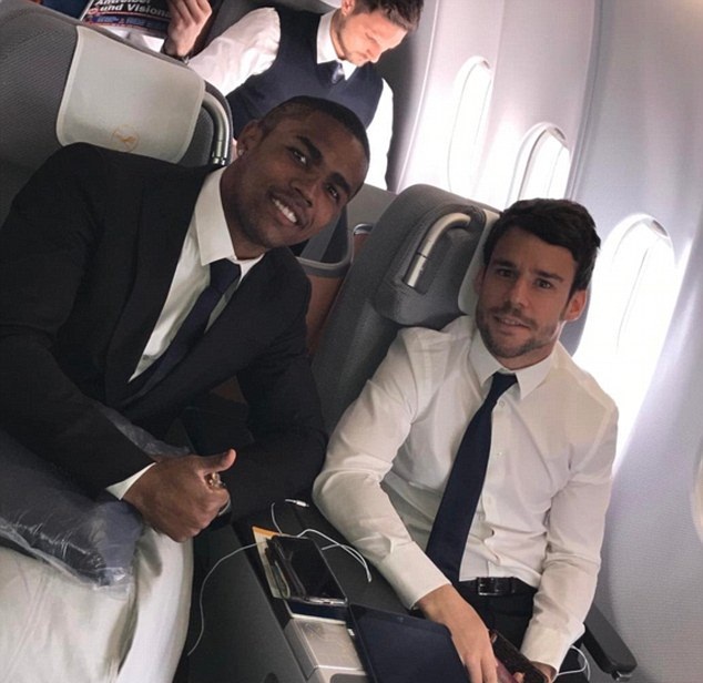 Cùng với đó là Douglas Costa và Bernat, những người có cơ hội ra sân vào đêm mai.