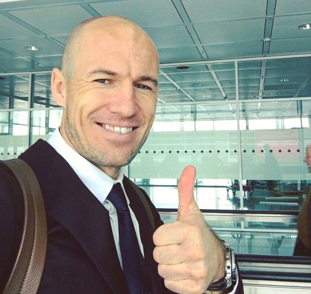 Arjen Robben lịch lãm với áo vest và hào hứng khi có mặt tại sân bay.