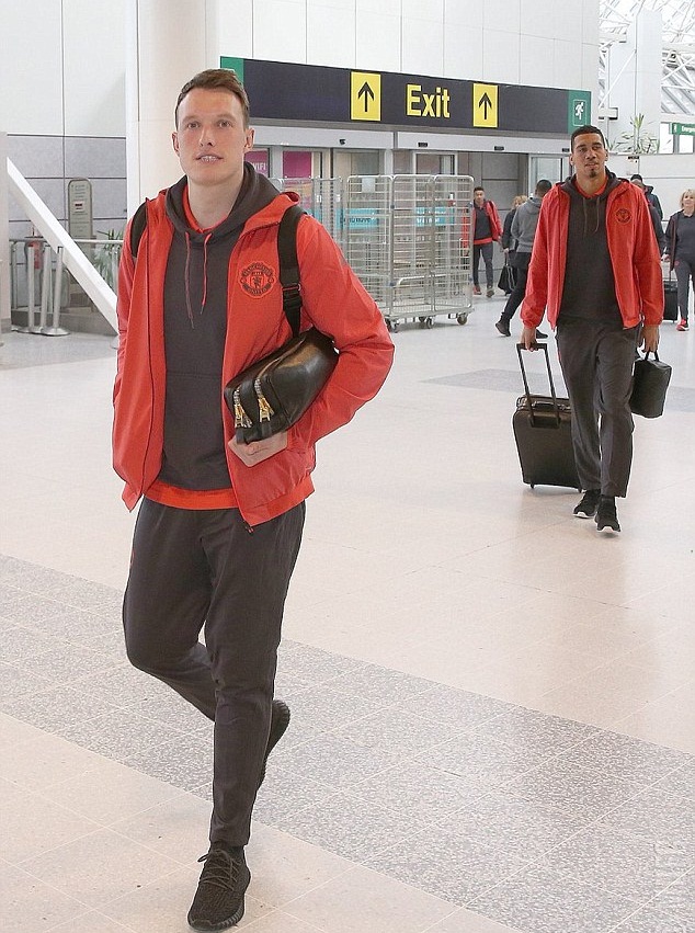 Cặp đôi trung vệ Phil Jones và Chris Smalling xuất hiện cùng nhau tại sân bay Manchester.