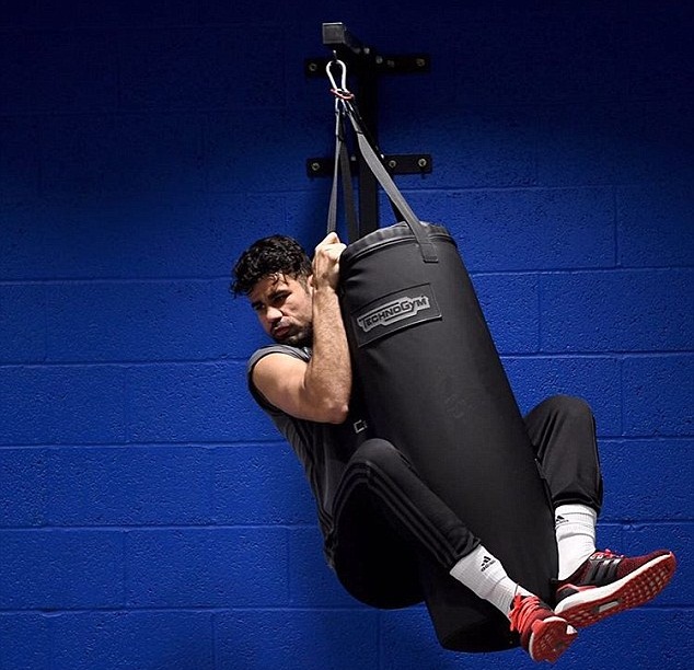 Một số cầu thủ Chelsea, tiêu biểu là Diego Costa, đã giành một khoảng thời gian để rèn thể lực trong phòng gym.