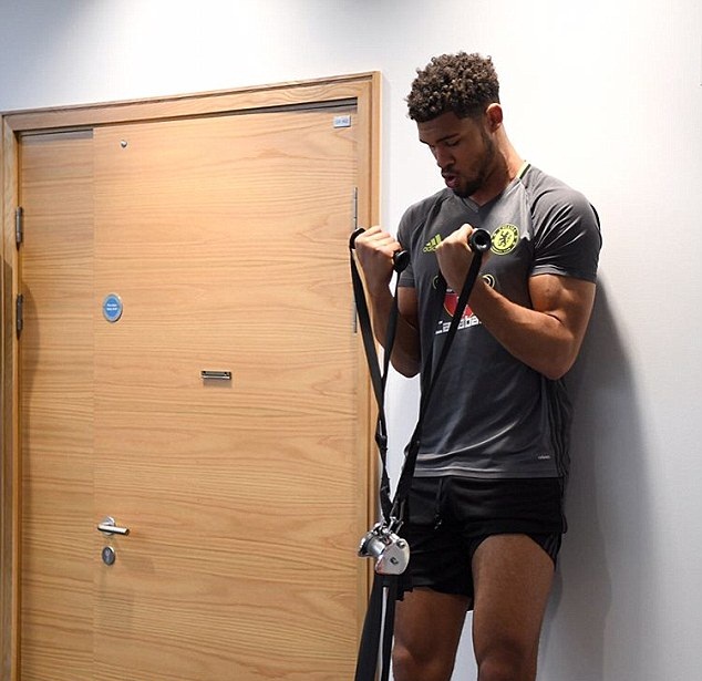 Tài năng trẻ Ruben Loftus-Cheek cũng cho thấy sự tập trung cao độ khi tập luyện.