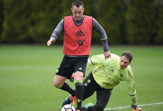 Trên sân tập, đội trưởng John Terry khiến Asmir Begovic gặp nhiều khó khăn.